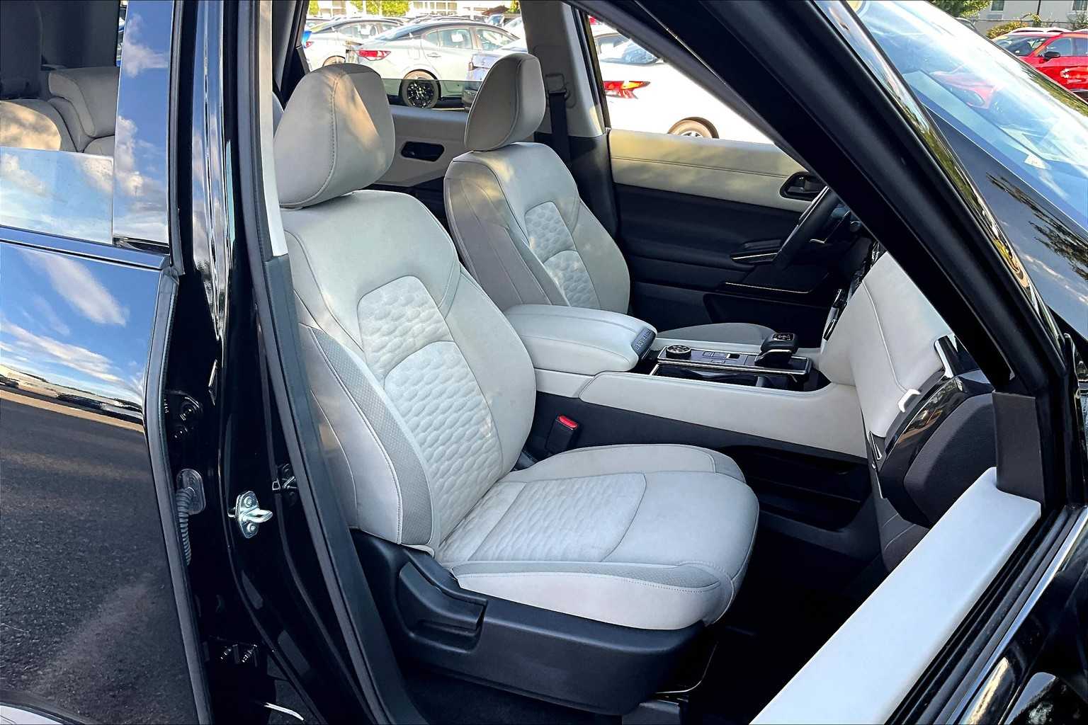 2024 Nissan Pathfinder SV - Photo 11
