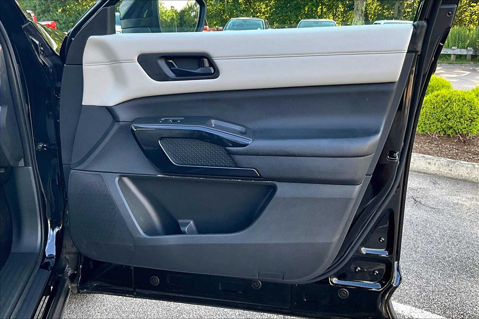 2024 Nissan Pathfinder SV - Photo 12