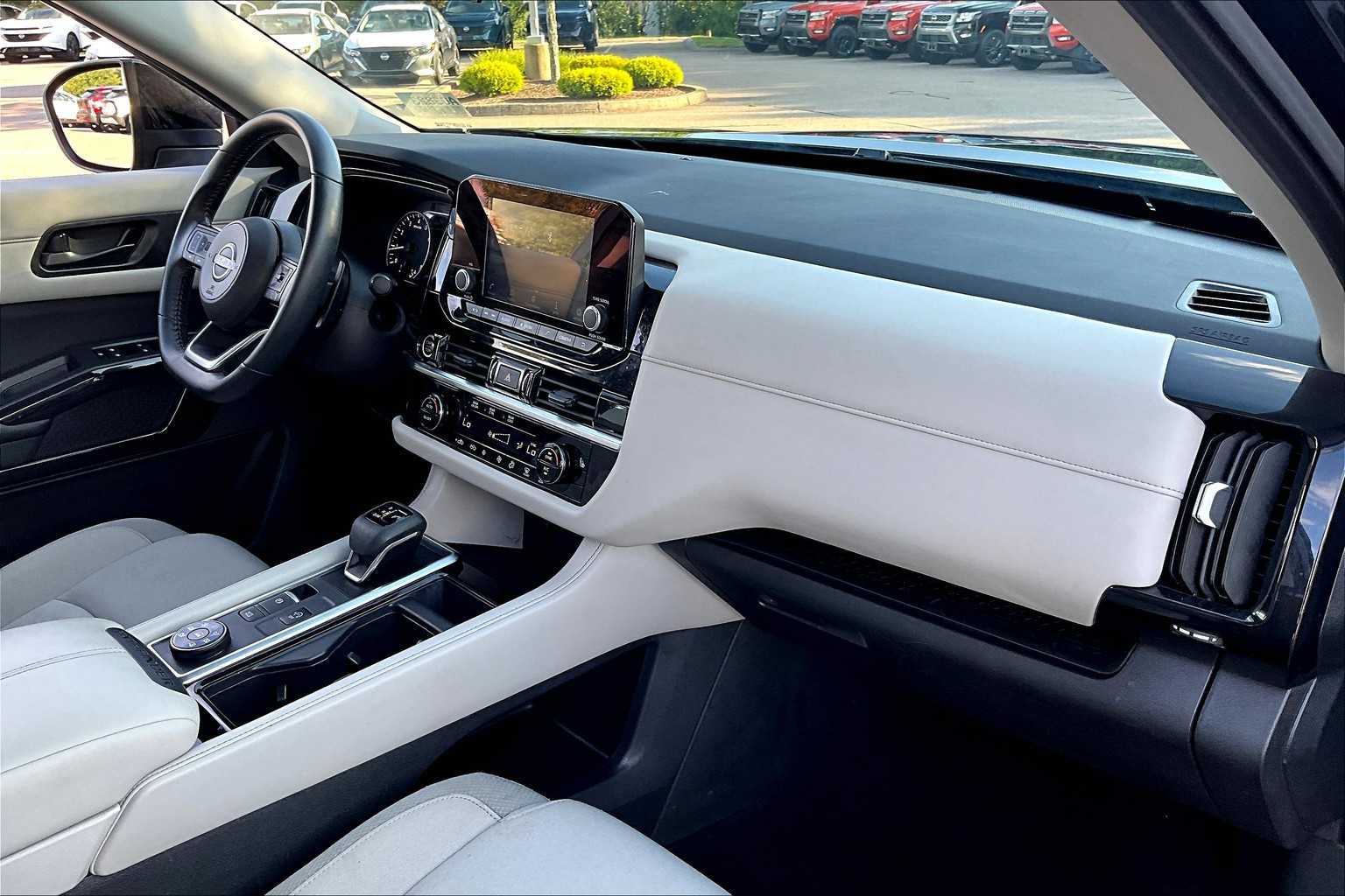 2024 Nissan Pathfinder SV - Photo 14