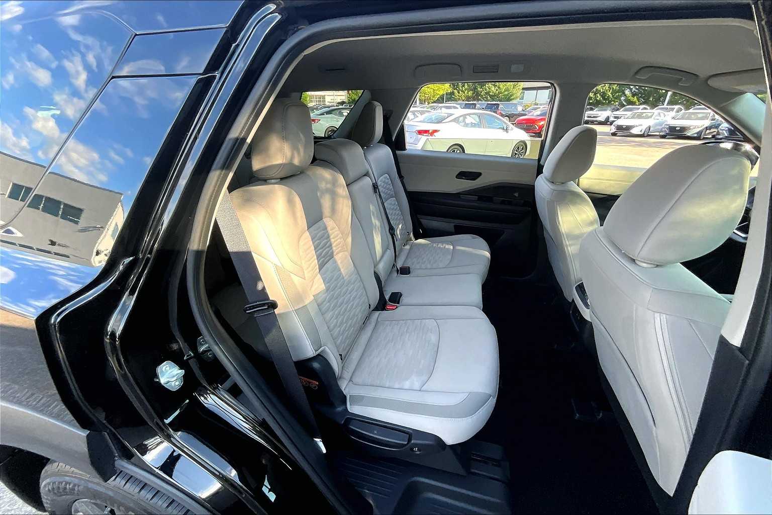 2024 Nissan Pathfinder SV - Photo 16