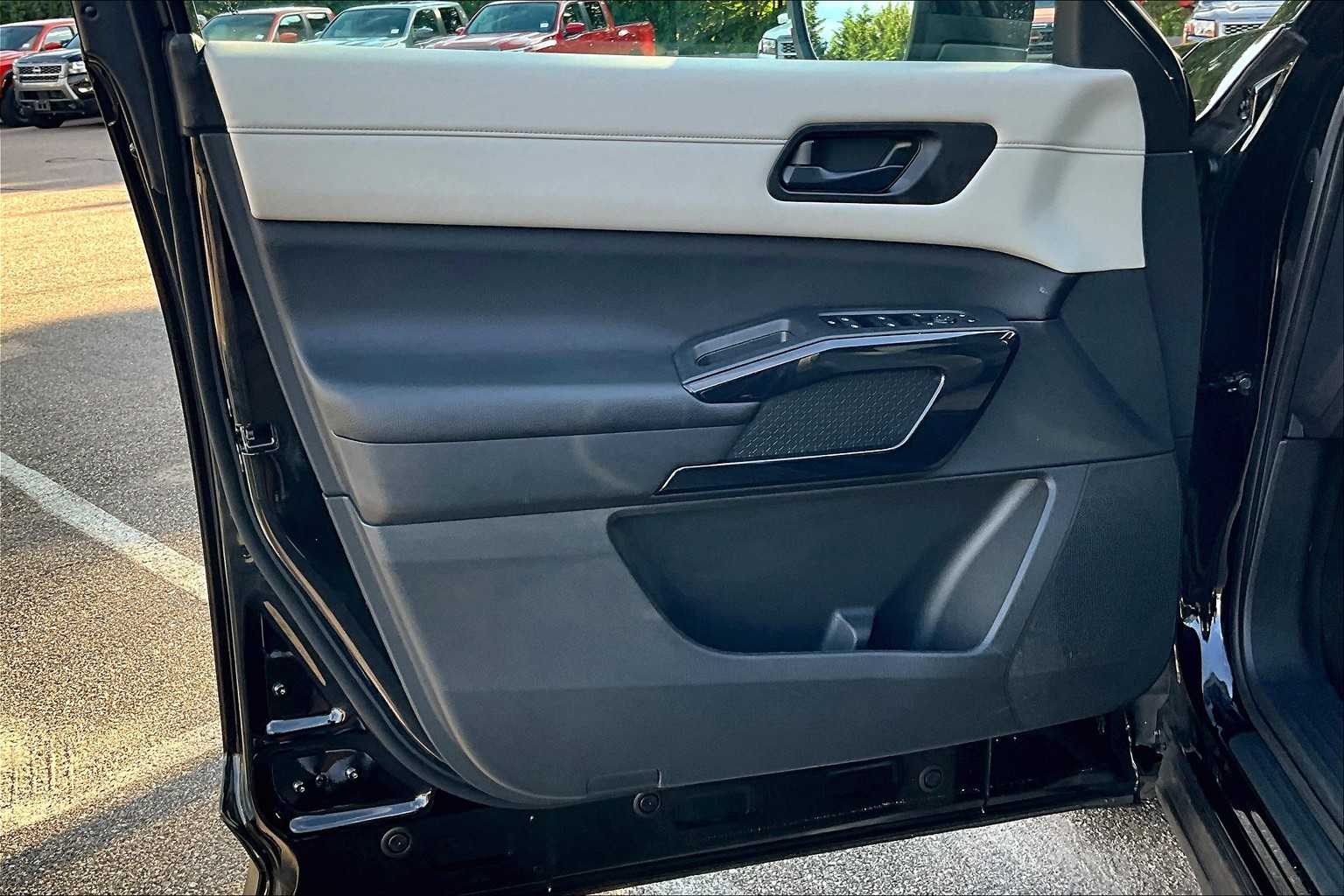 2024 Nissan Pathfinder SV - Photo 9