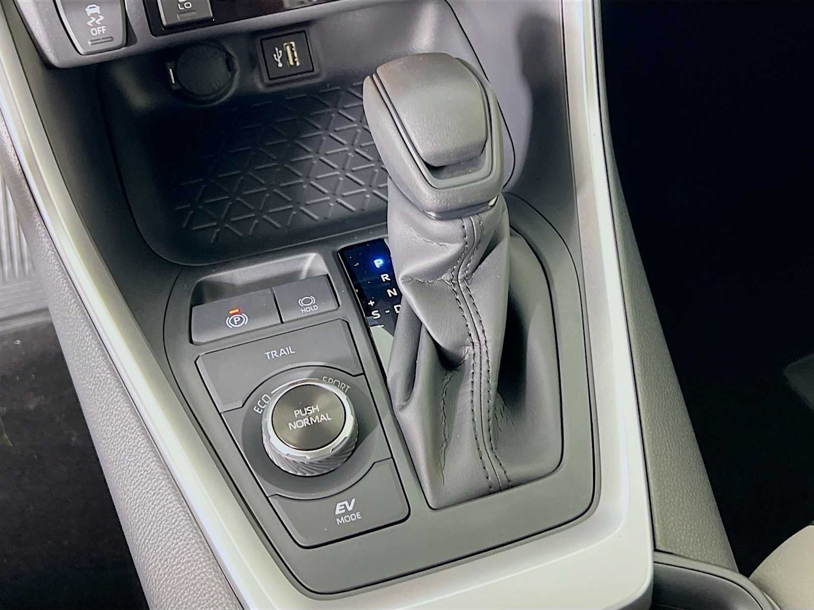 2025 Toyota RAV4 Hybrid XLE - Photo 11