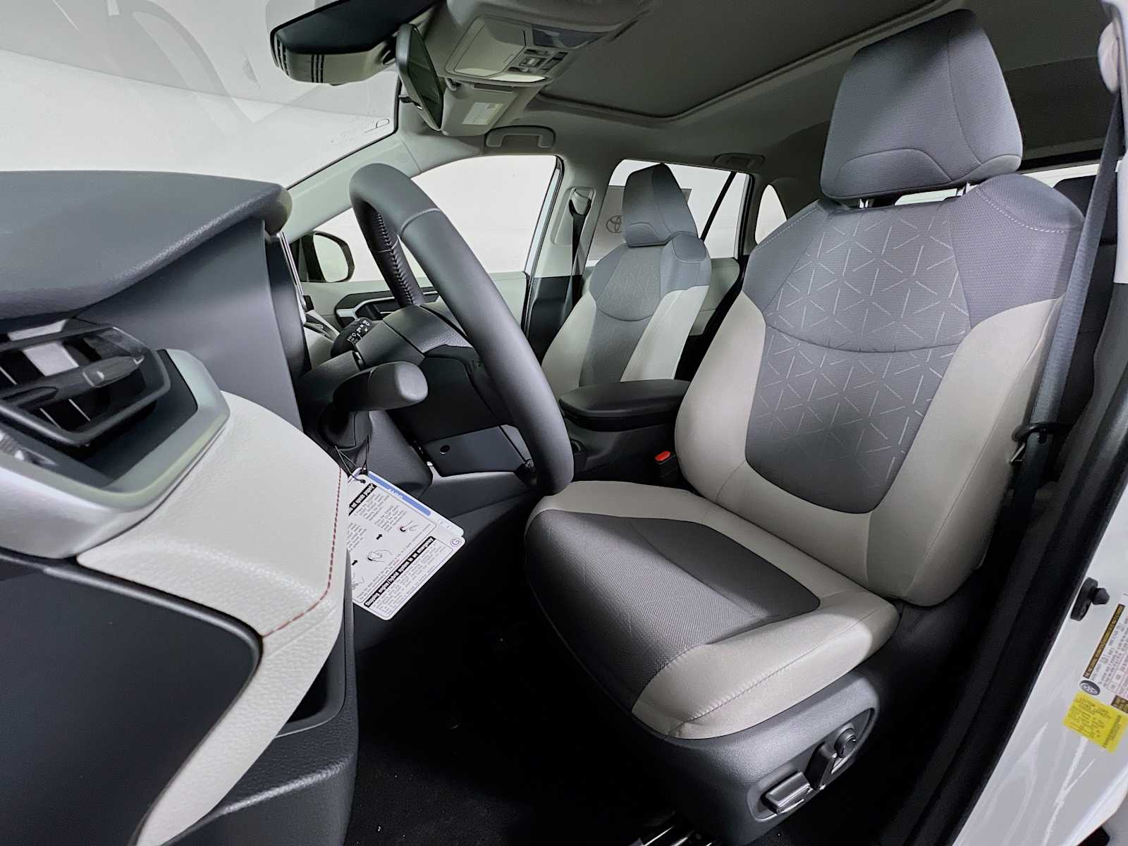 2025 Toyota RAV4 Hybrid XLE - Photo 12