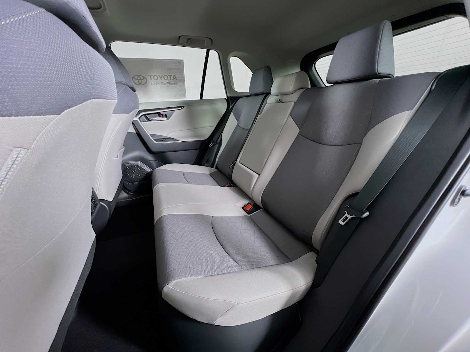 2025 Toyota RAV4 Hybrid XLE - Photo 13