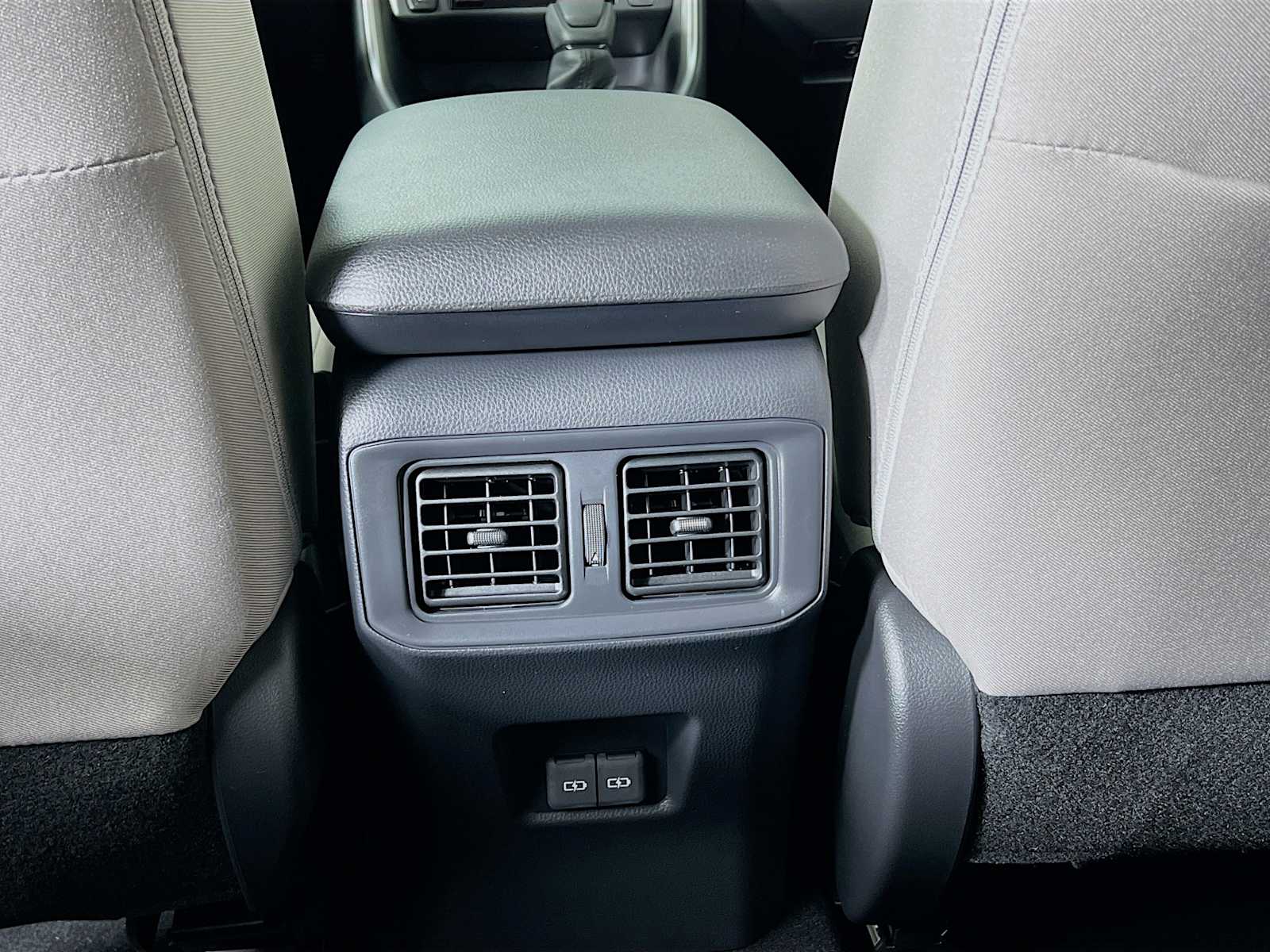 2025 Toyota RAV4 Hybrid XLE - Photo 14