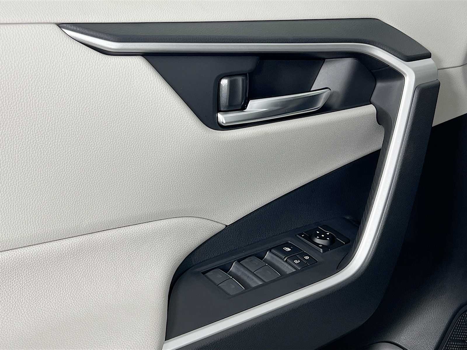 2025 Toyota RAV4 Hybrid XLE - Photo 16