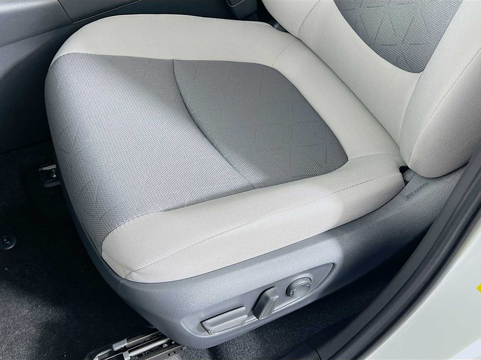 2025 Toyota RAV4 Hybrid XLE - Photo 17