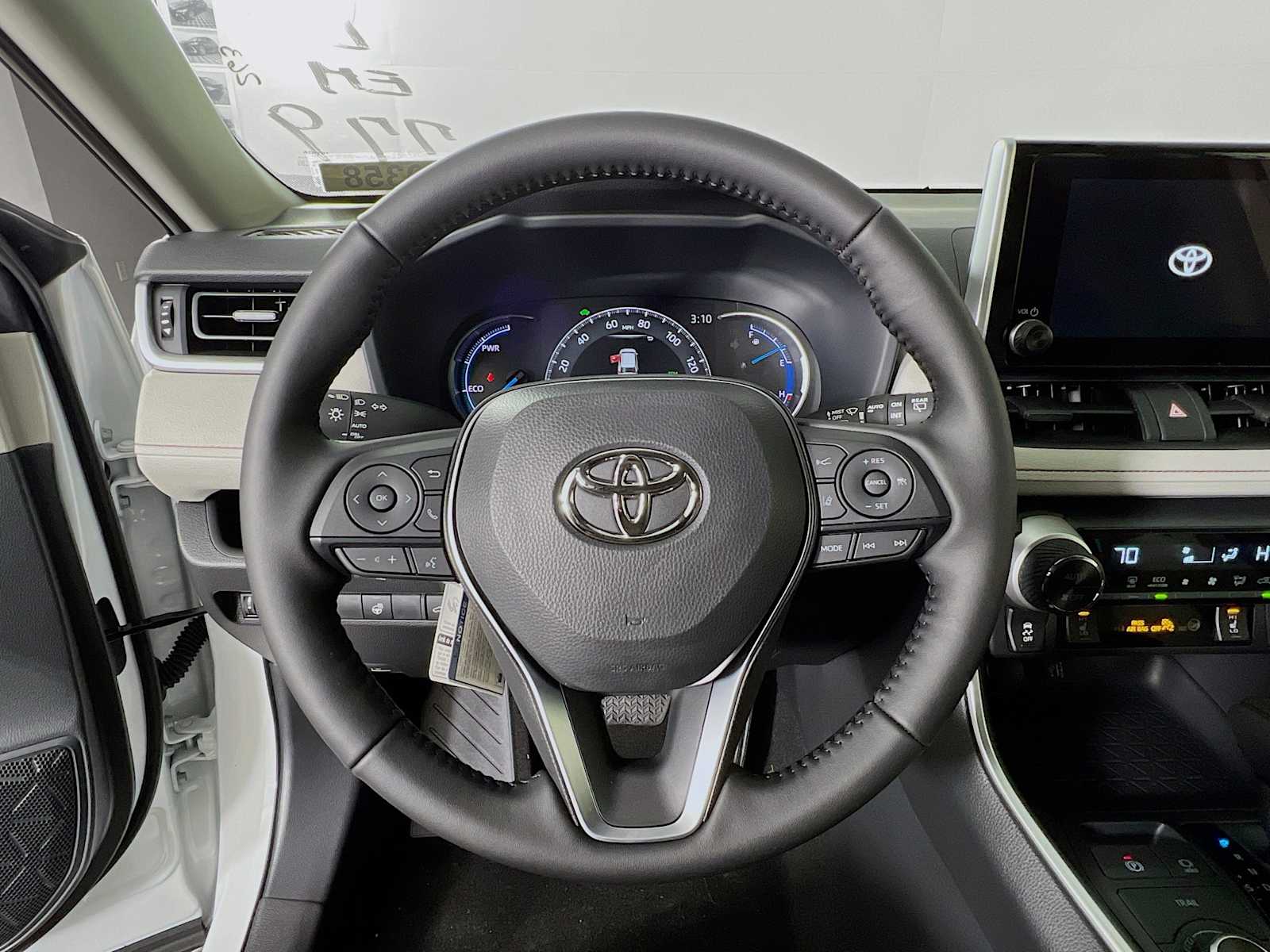 2025 Toyota RAV4 Hybrid XLE - Photo 7