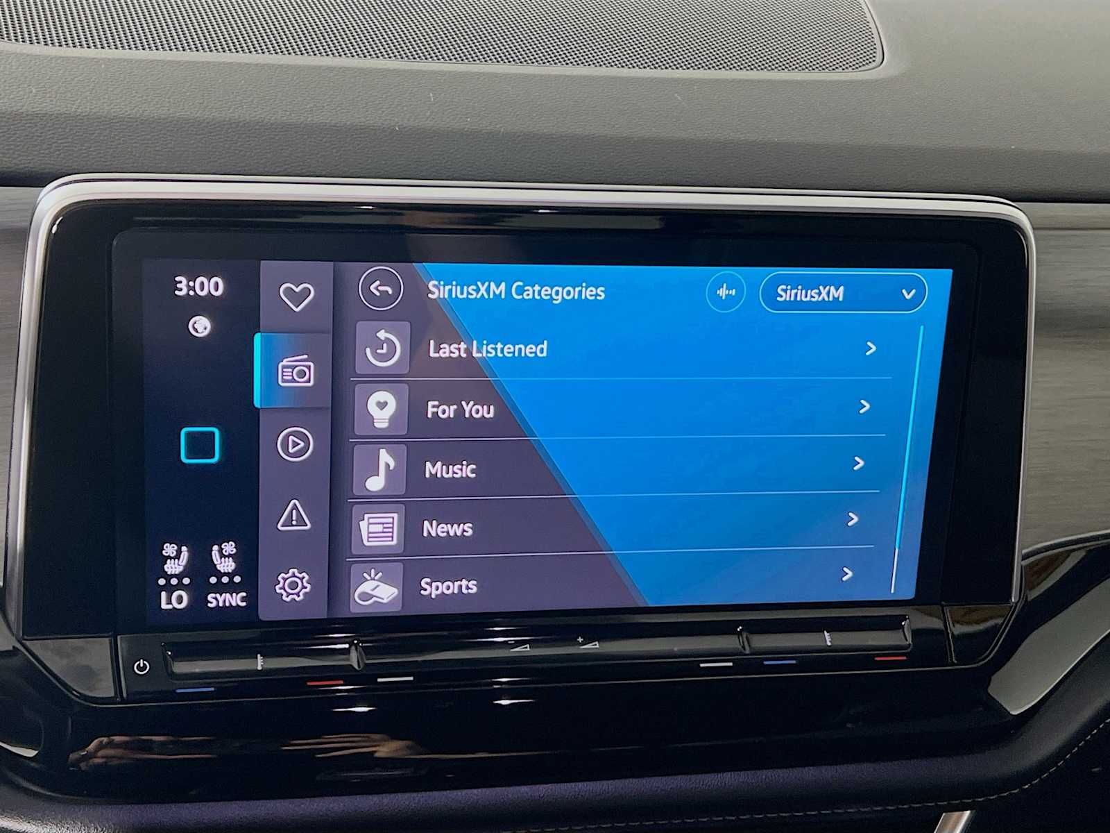 2024 Volkswagen Atlas Cross Sport 2.0T SE w/Technology - Photo 13