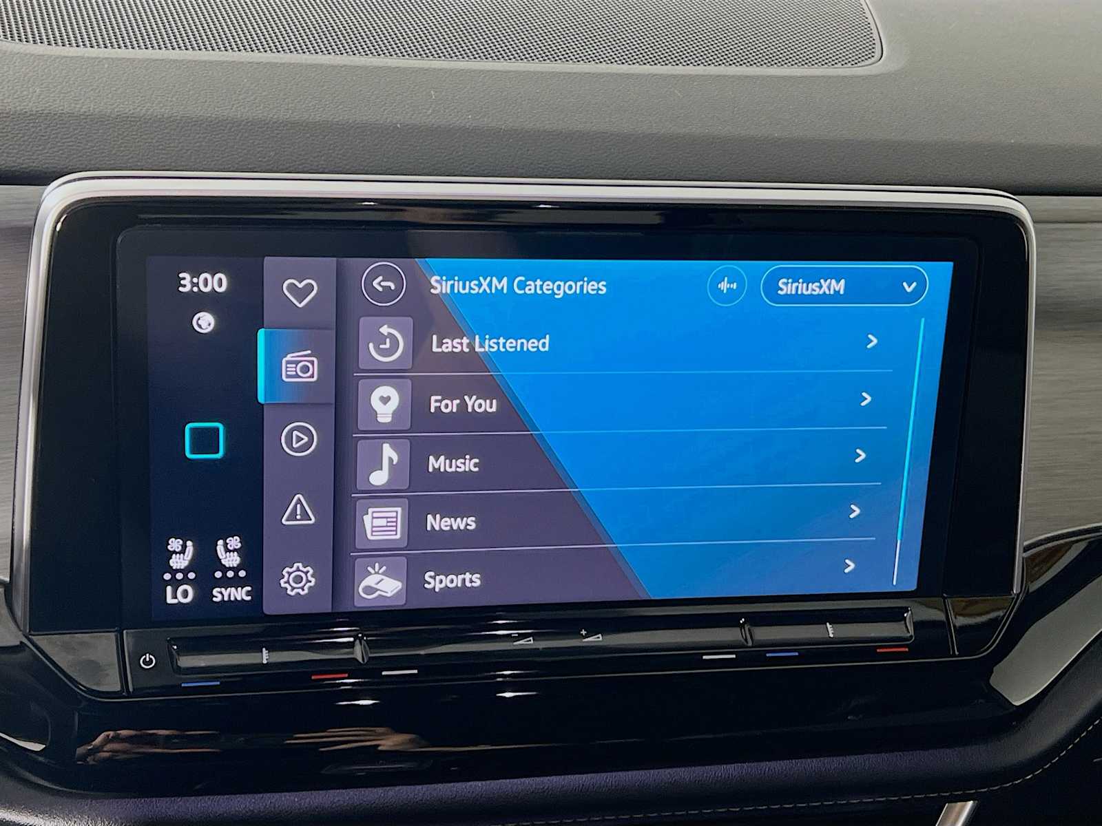 2024 Volkswagen Atlas Cross Sport 2.0T SE w/Technology - Photo 14