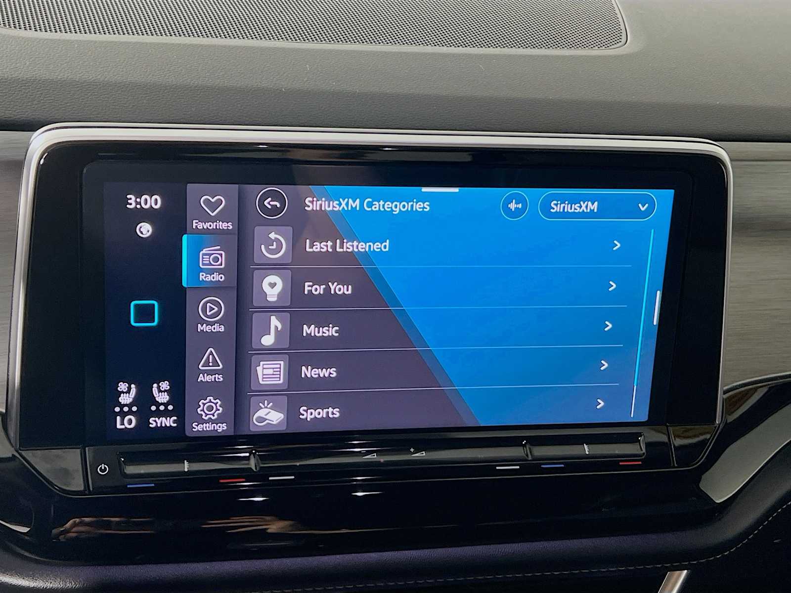 2024 Volkswagen Atlas Cross Sport 2.0T SE w/Technology - Photo 15