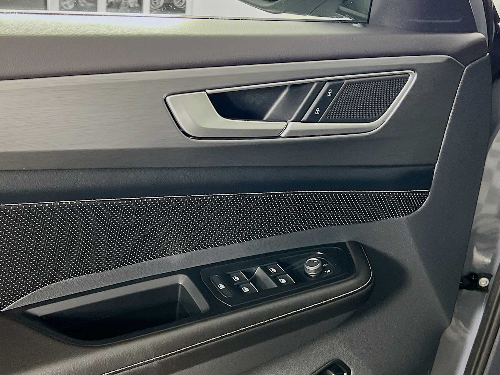 2024 Volkswagen Atlas Cross Sport 2.0T SE w/Technology - Photo 16