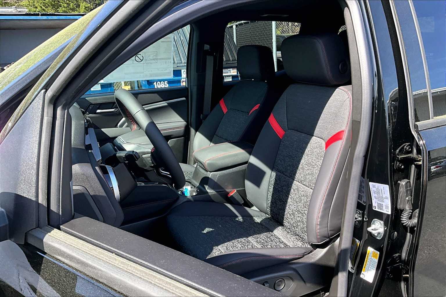 2025 Chevrolet Colorado 4WD Z71 - Photo 11
