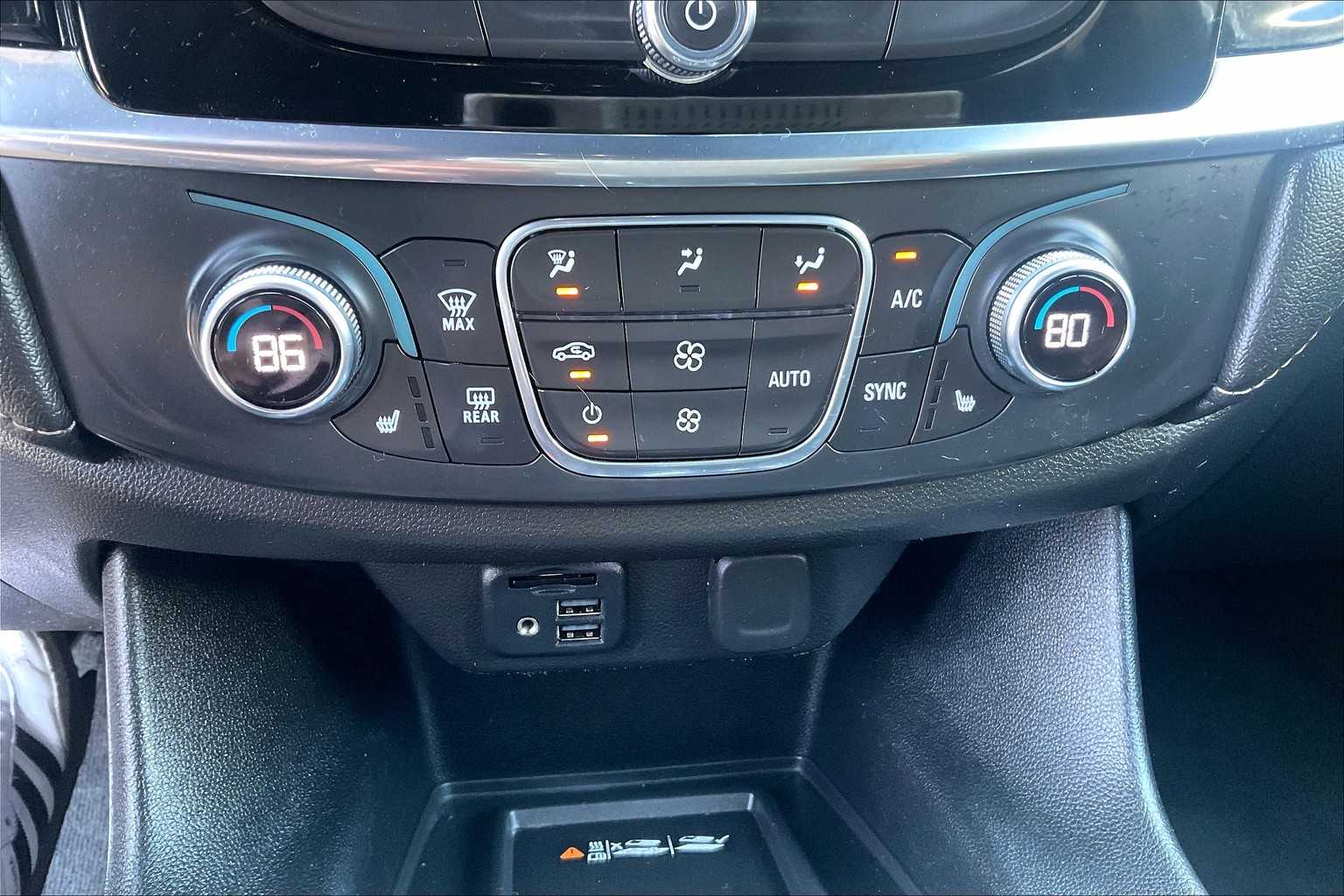 2022 Chevrolet Traverse LT Leather - Photo 11