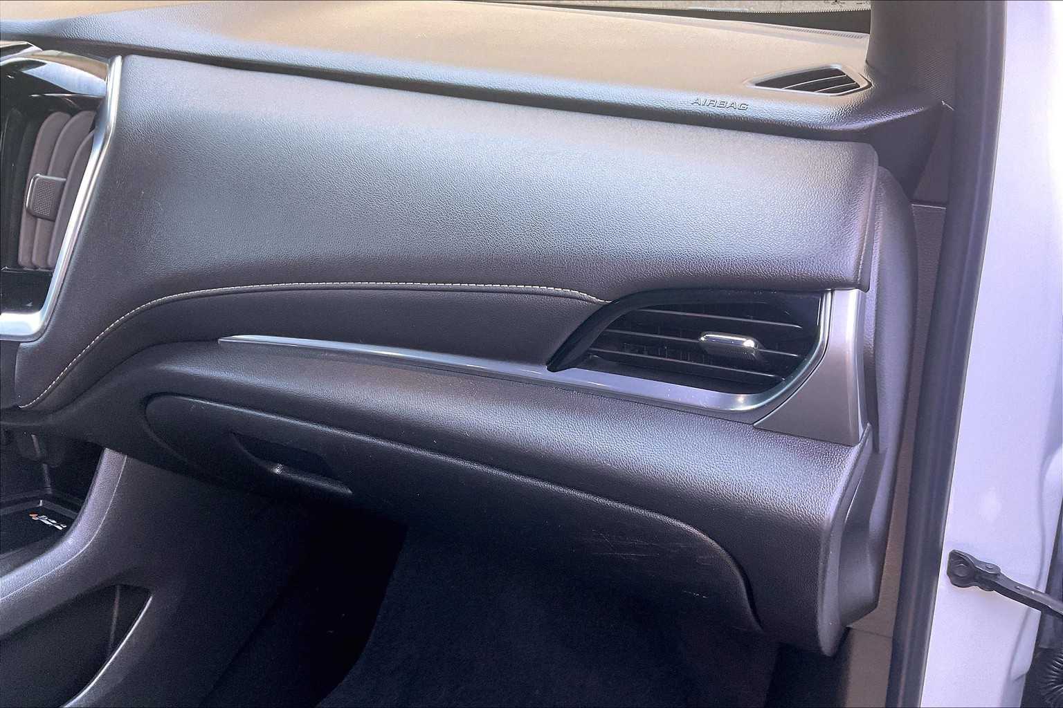 2022 Chevrolet Traverse LT Leather - Photo 5