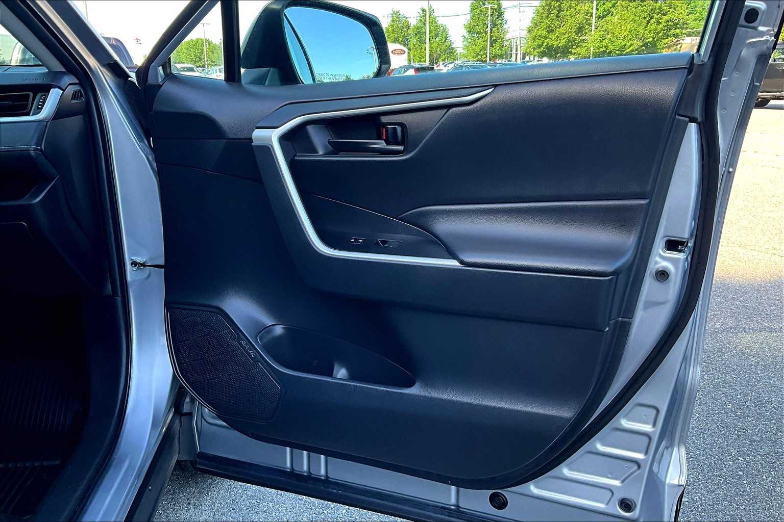 2023 Toyota RAV4 LE - Photo 12