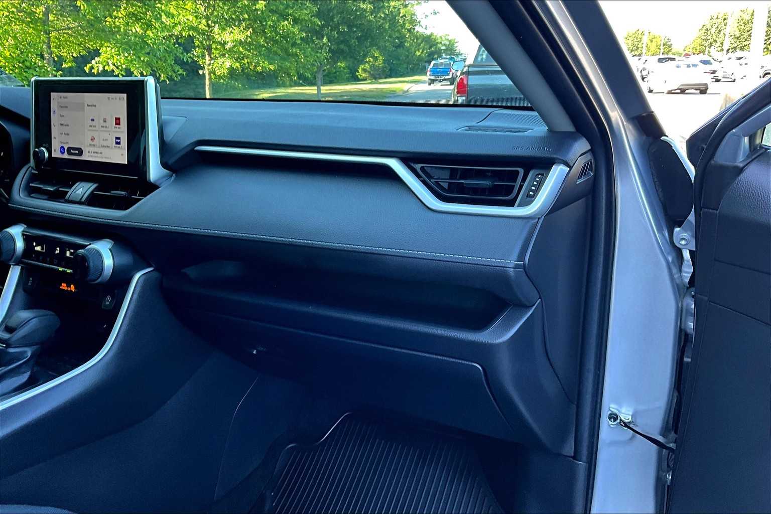 2023 Toyota RAV4 LE - Photo 13