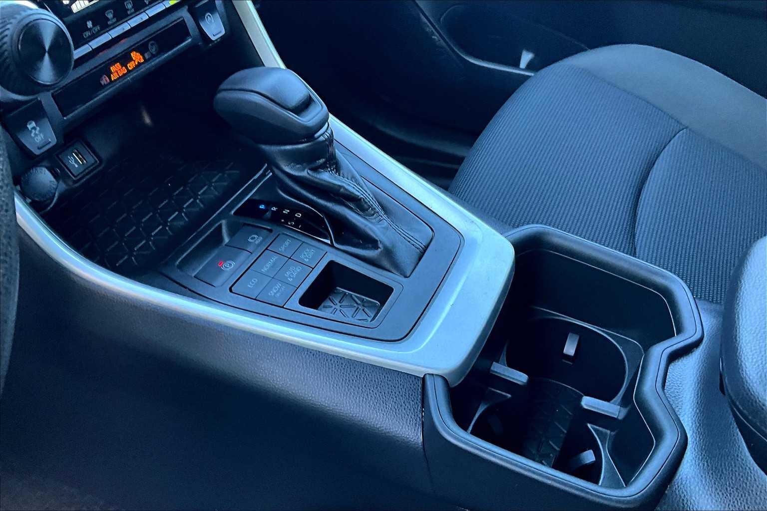 2023 Toyota RAV4 LE - Photo 20