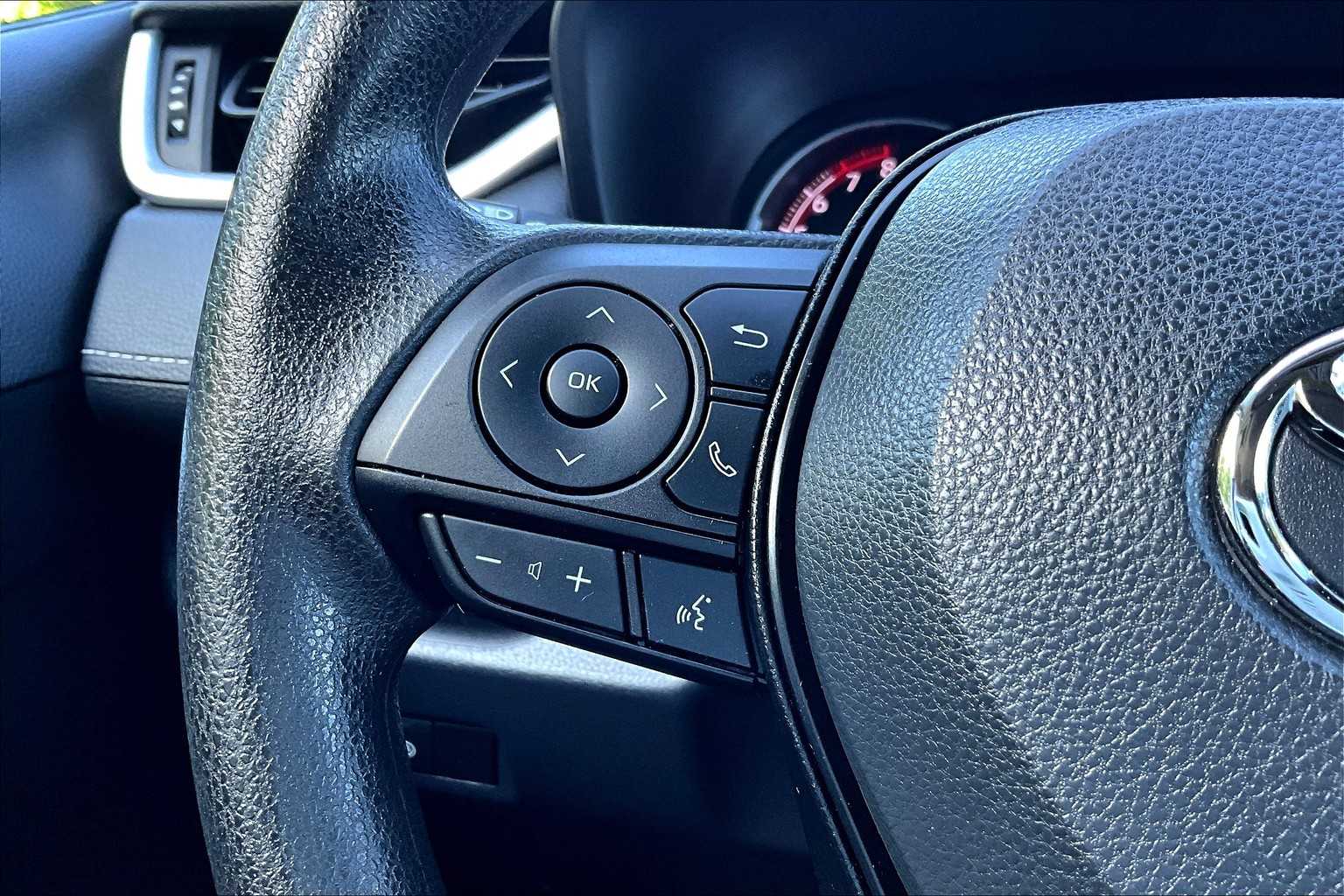 2023 Toyota RAV4 LE - Photo 23