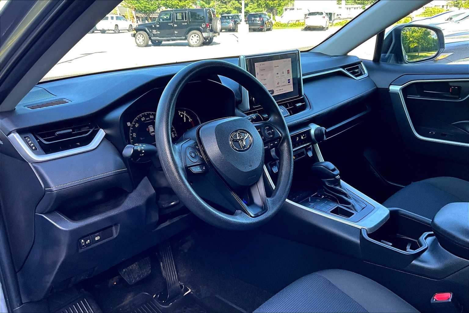 2023 Toyota RAV4 LE - Photo 8
