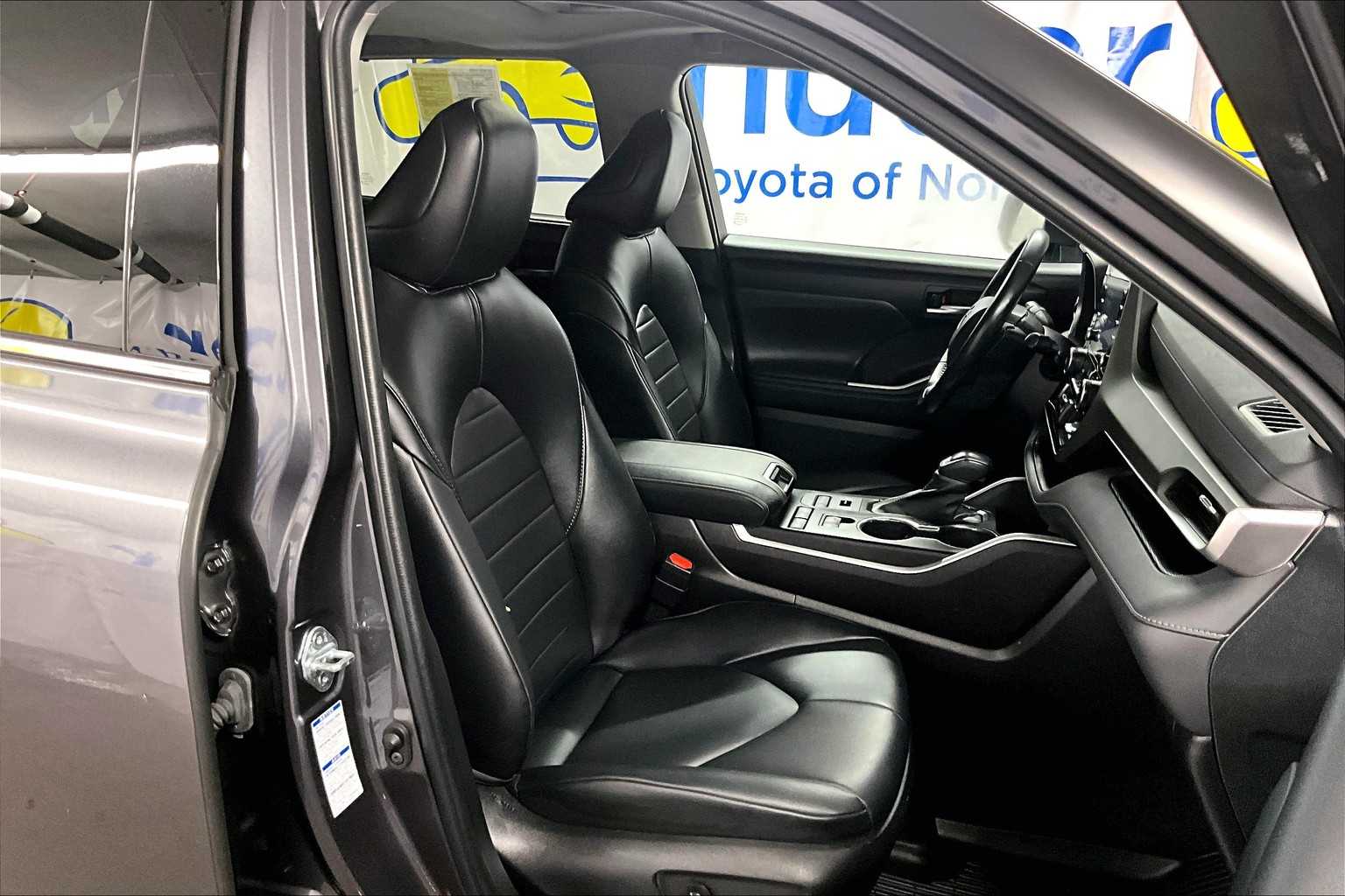2022 Toyota Highlander XLE - Photo 11