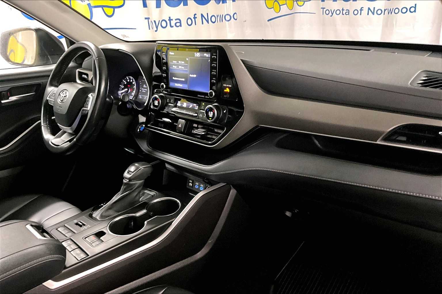 2022 Toyota Highlander XLE - Photo 14