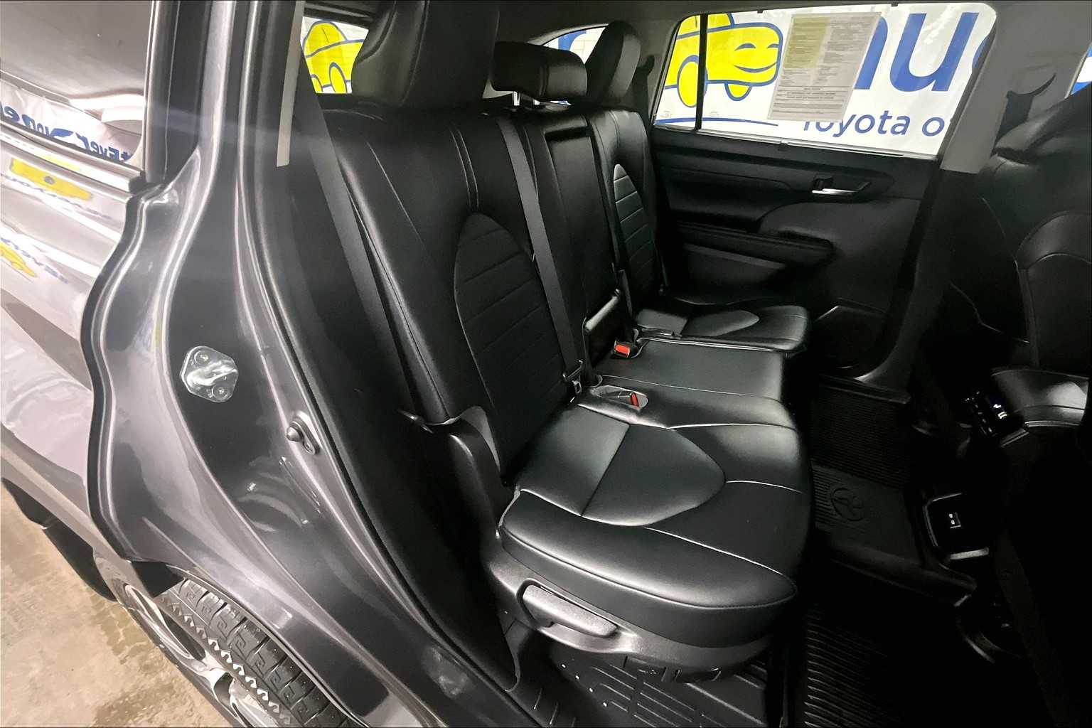2022 Toyota Highlander XLE - Photo 16