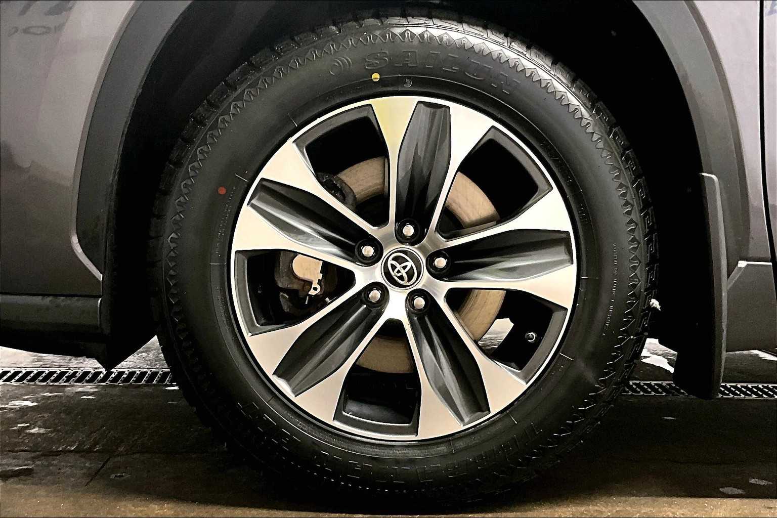 2022 Toyota Highlander XLE - Photo 7