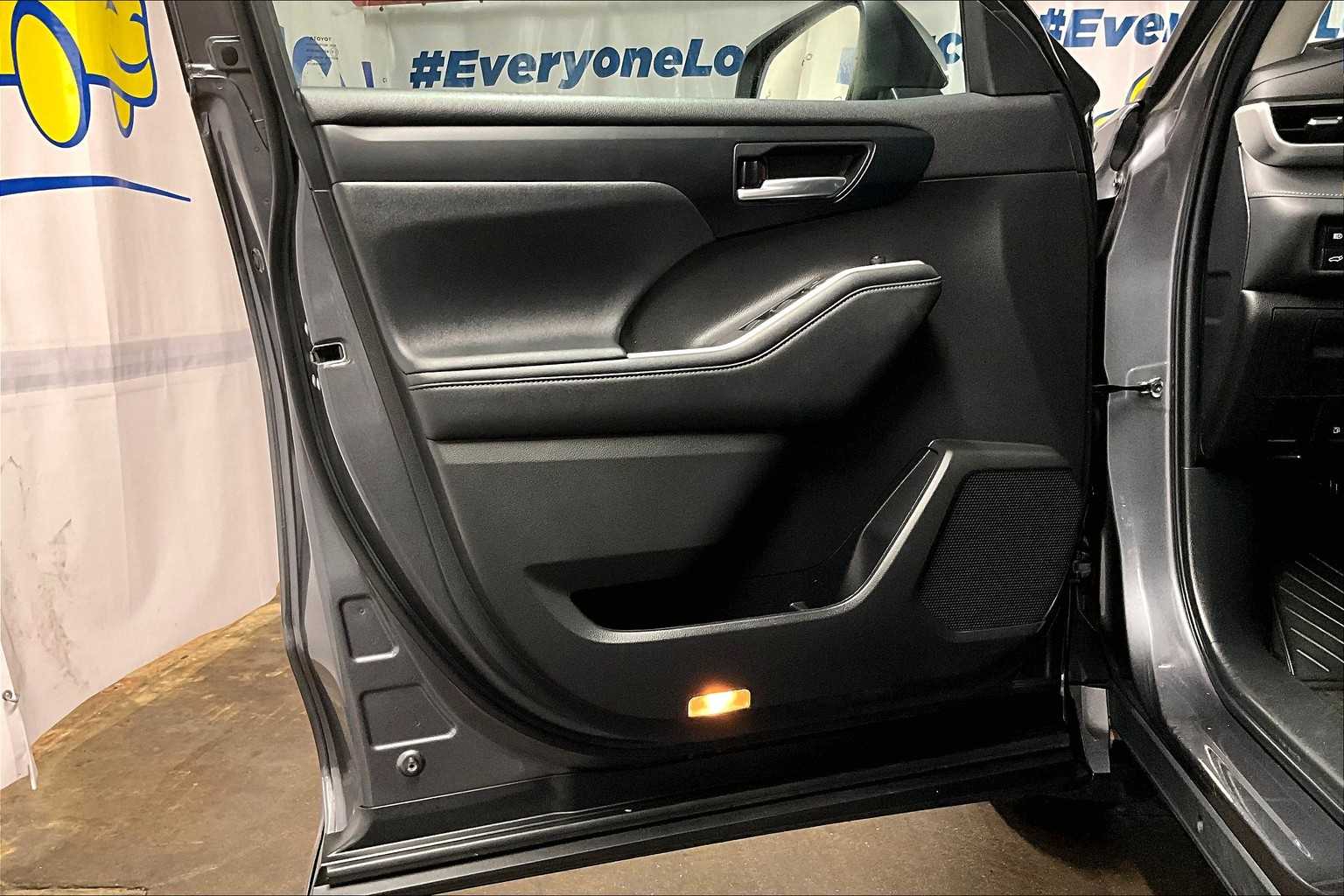 2022 Toyota Highlander XLE - Photo 9