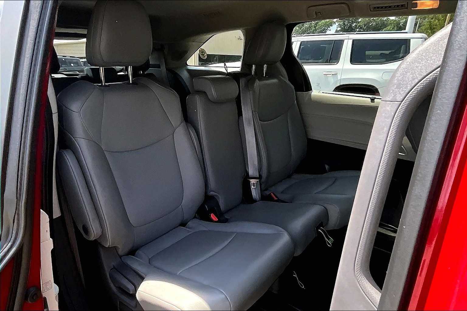2021 Toyota Sienna XLE - Photo 16