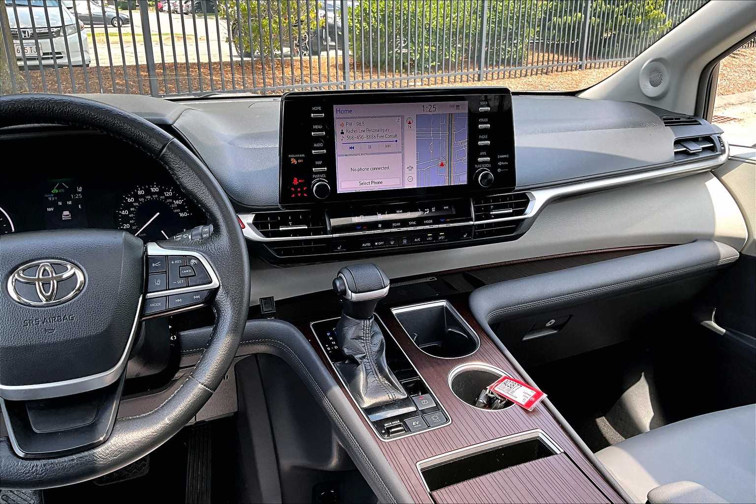 2021 Toyota Sienna XLE - Photo 18