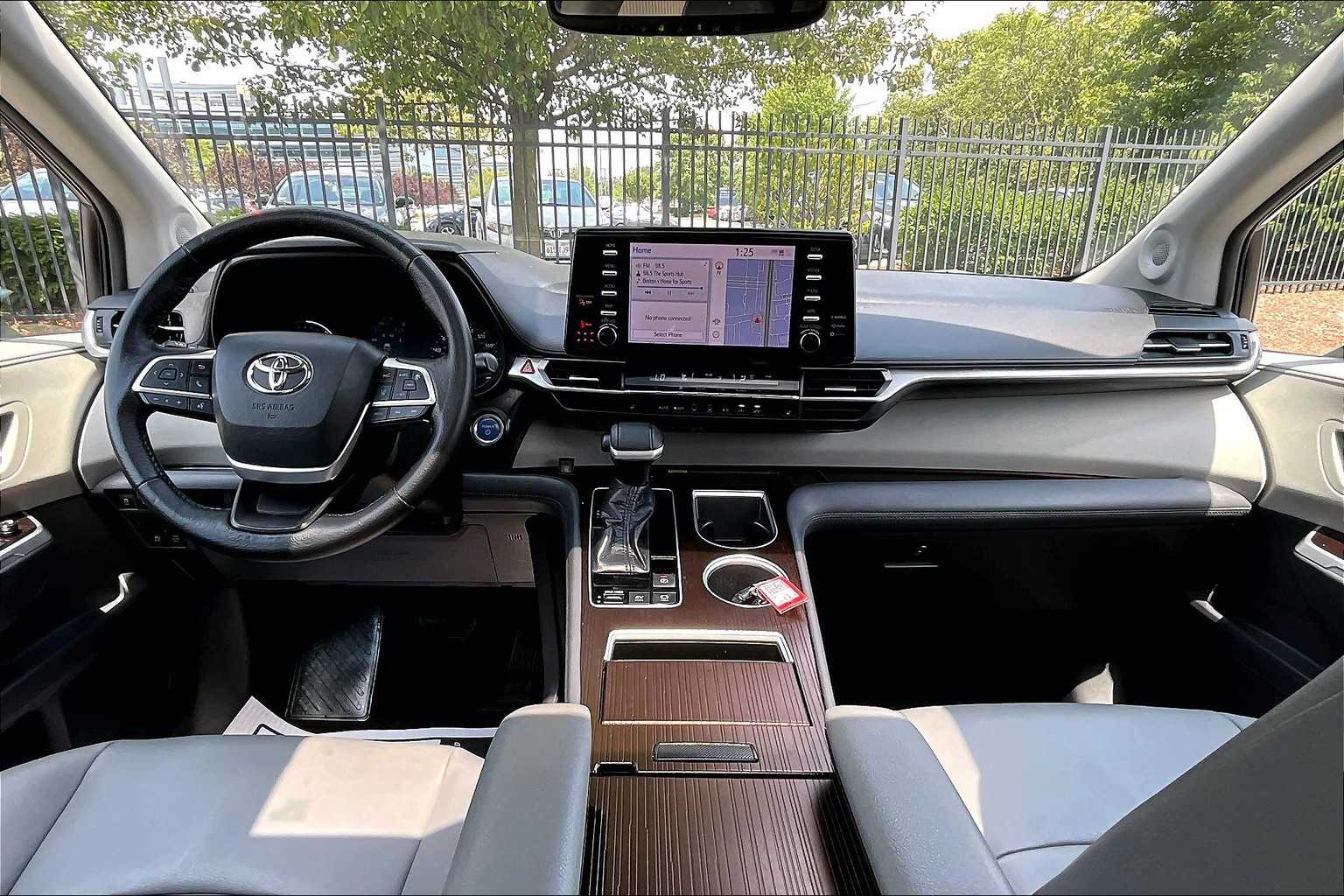 2021 Toyota Sienna XLE - Photo 21