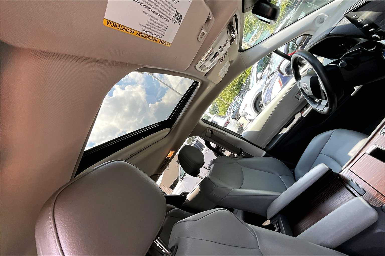 2021 Toyota Sienna XLE - Photo 22
