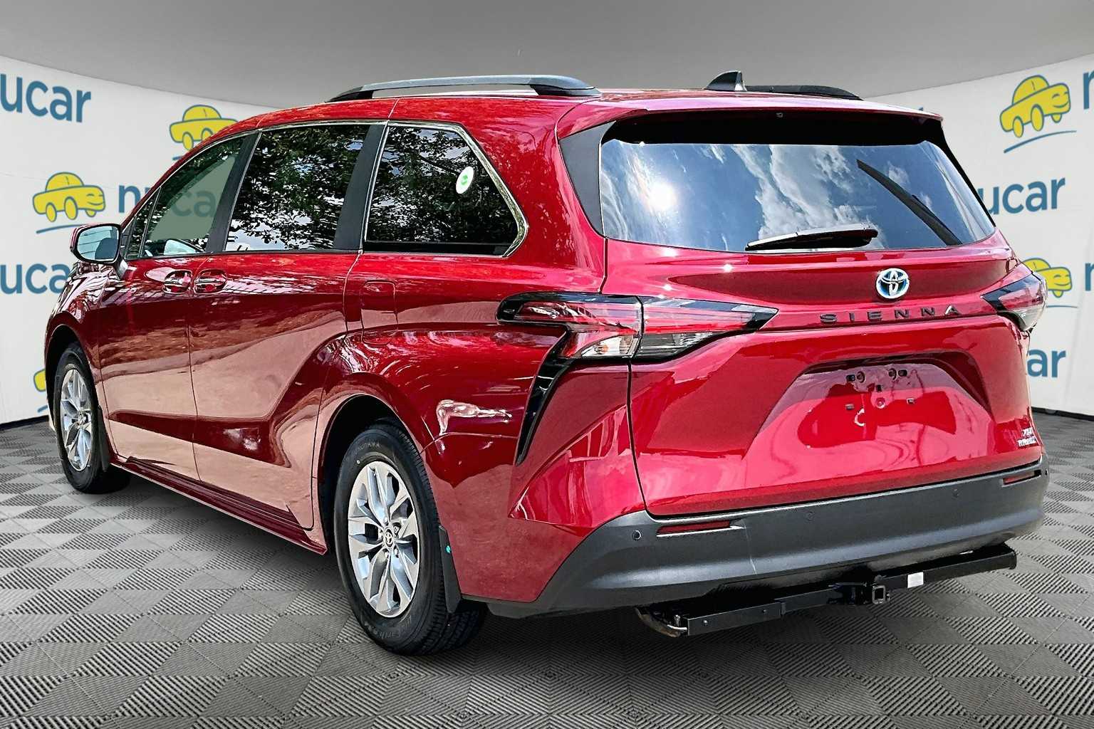 2021 Toyota Sienna XLE - Photo 4