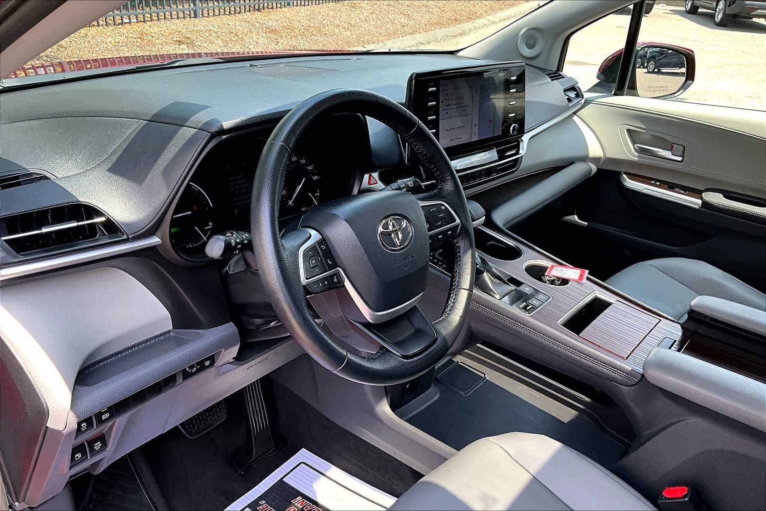 2021 Toyota Sienna XLE - Photo 8