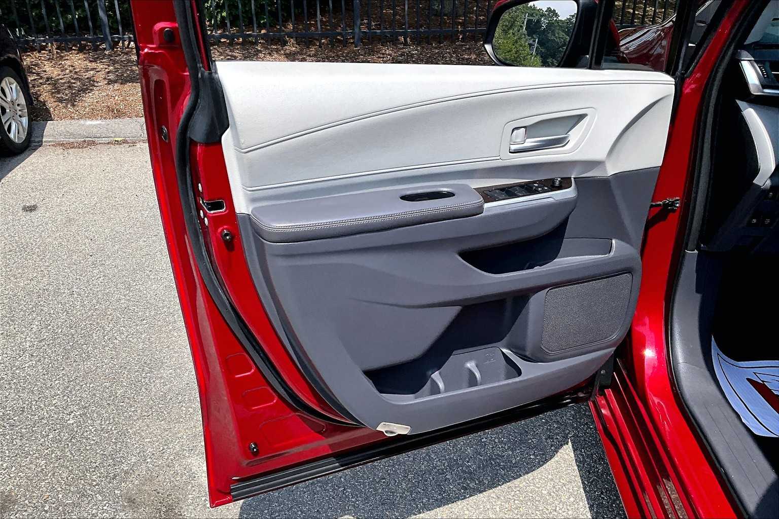 2021 Toyota Sienna XLE - Photo 9