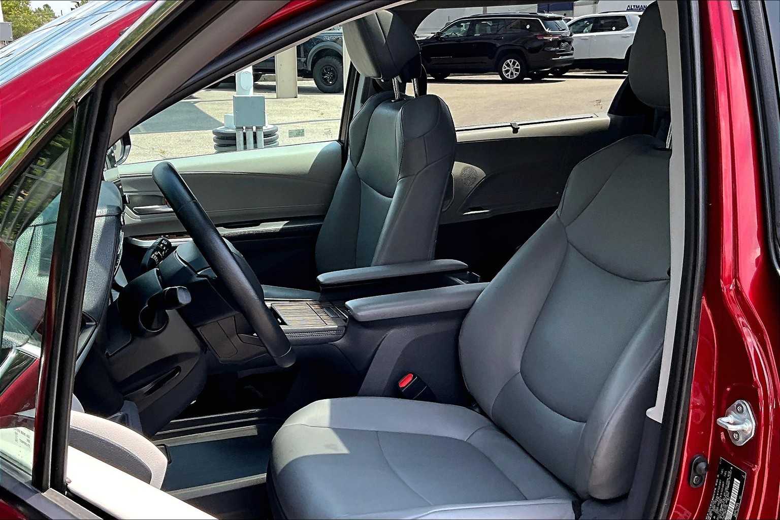 2021 Toyota Sienna XLE - Photo 10
