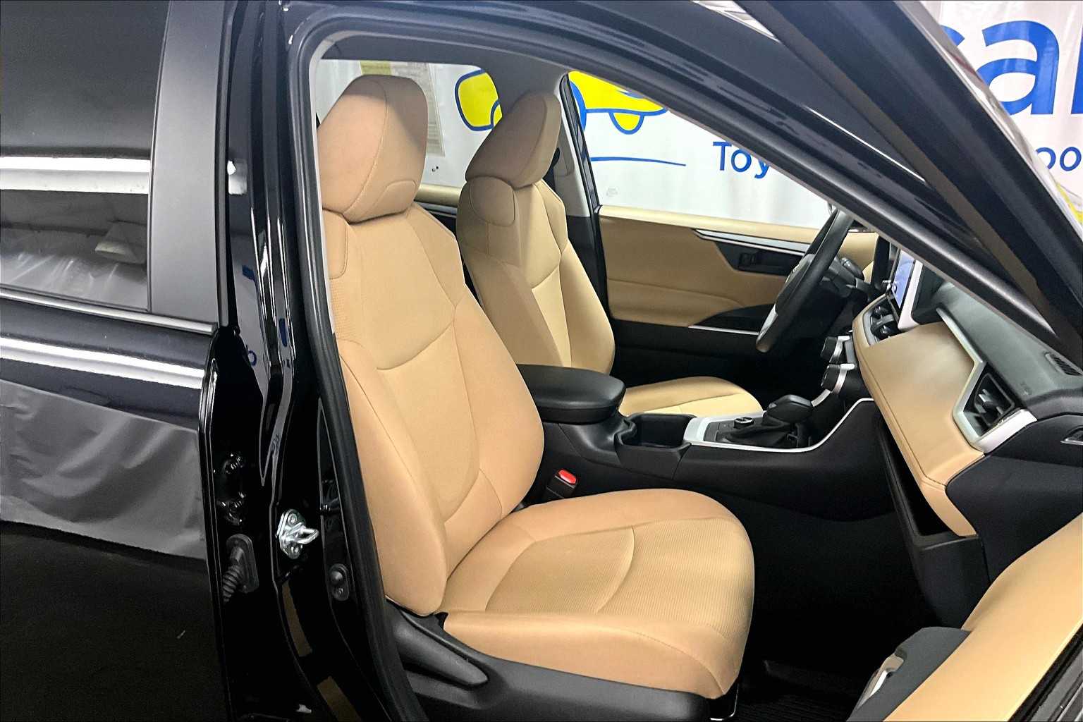 2025 Toyota RAV4 Hybrid LE - Photo 11
