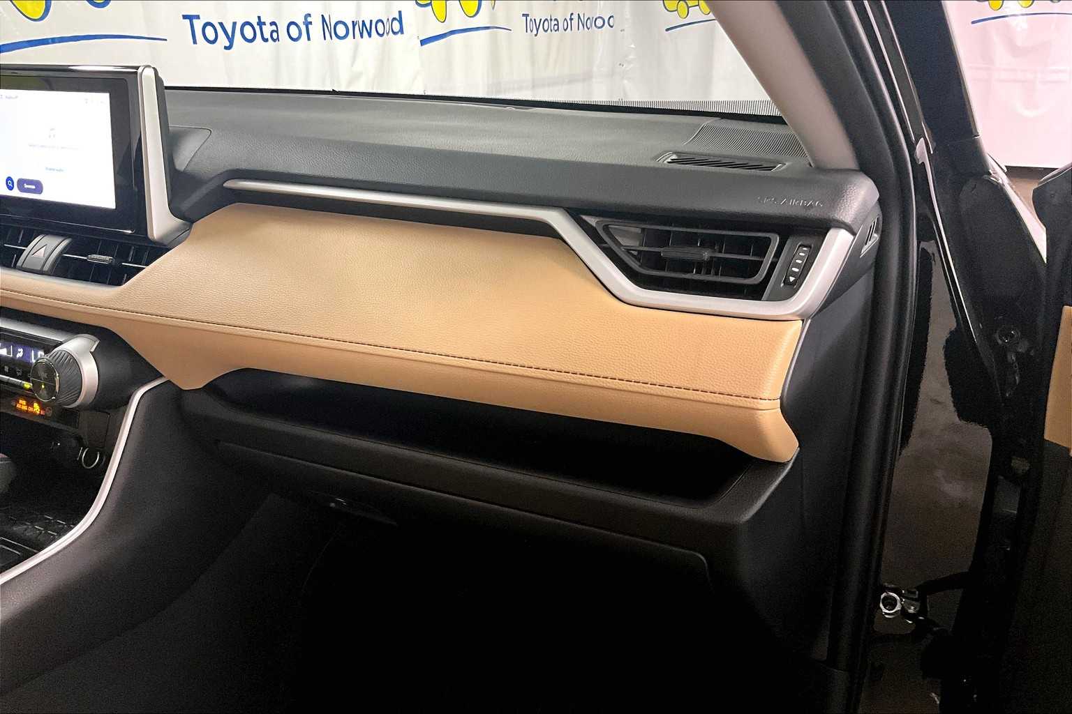 2025 Toyota RAV4 Hybrid LE - Photo 13