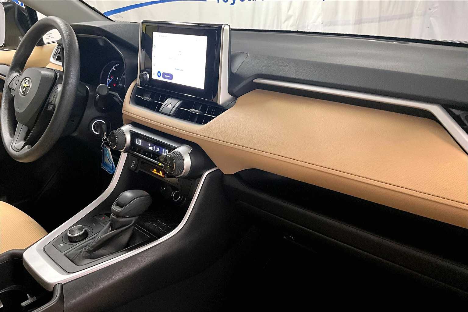 2025 Toyota RAV4 Hybrid LE - Photo 14