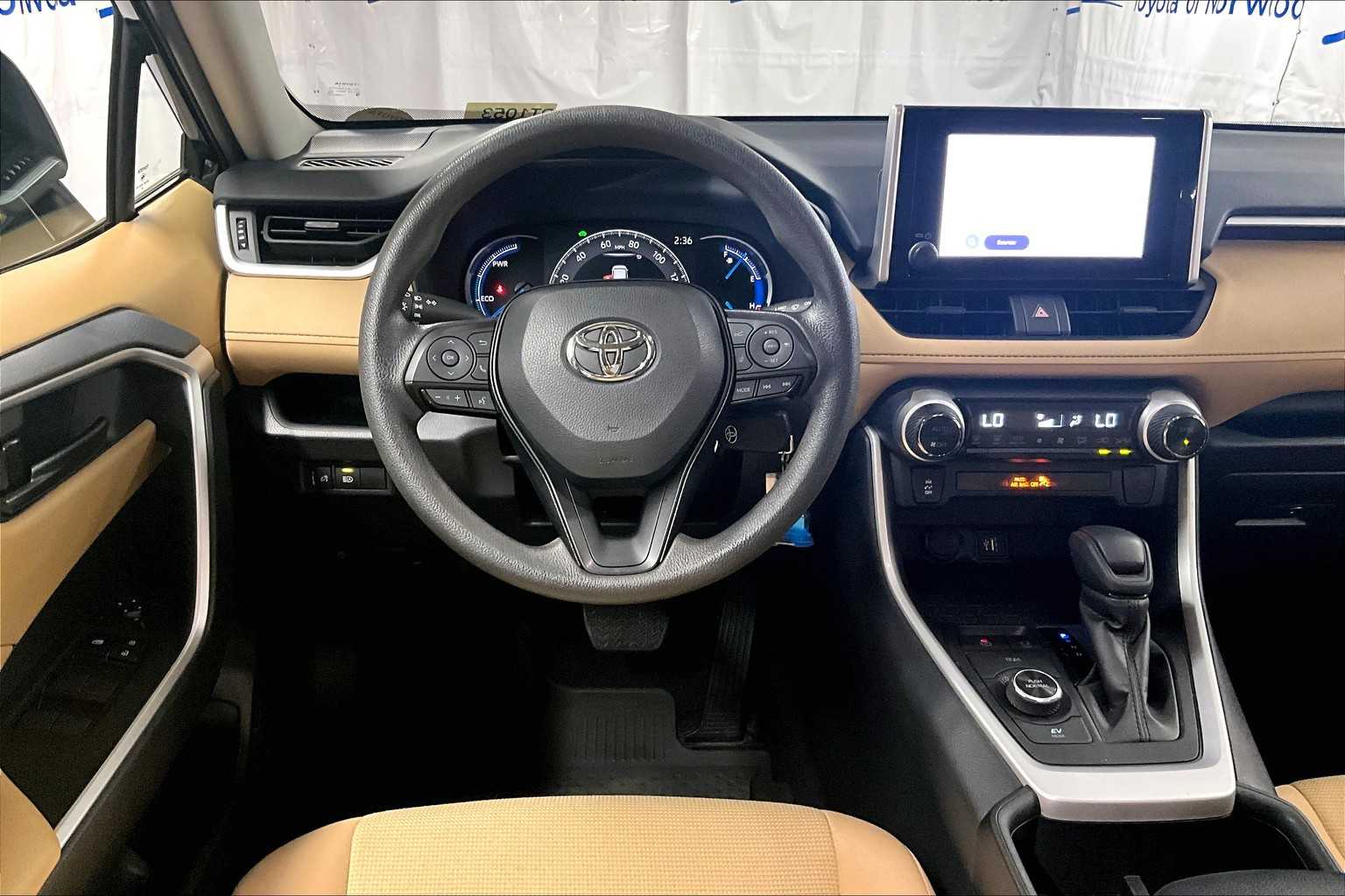 2025 Toyota RAV4 Hybrid LE - Photo 17