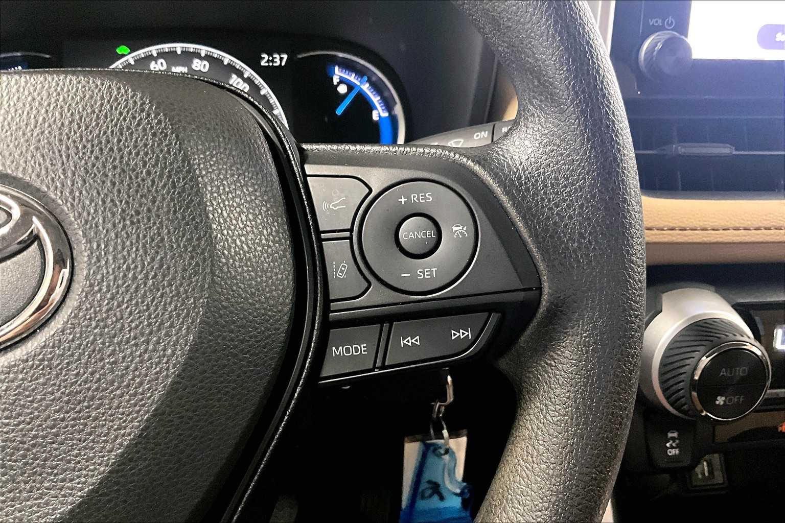 2025 Toyota RAV4 Hybrid LE - Photo 23