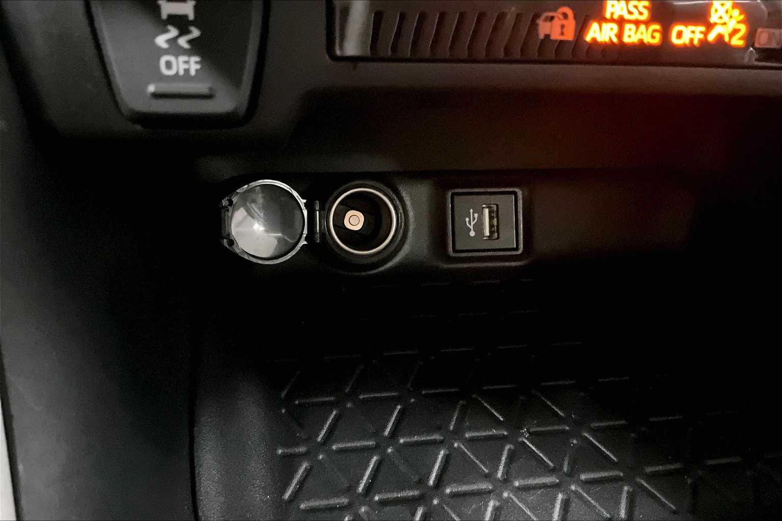 2025 Toyota RAV4 Hybrid LE - Photo 26