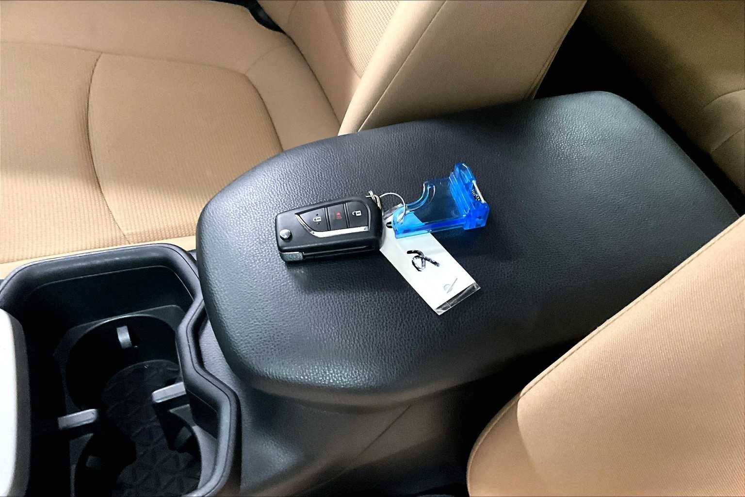 2025 Toyota RAV4 Hybrid LE - Photo 30