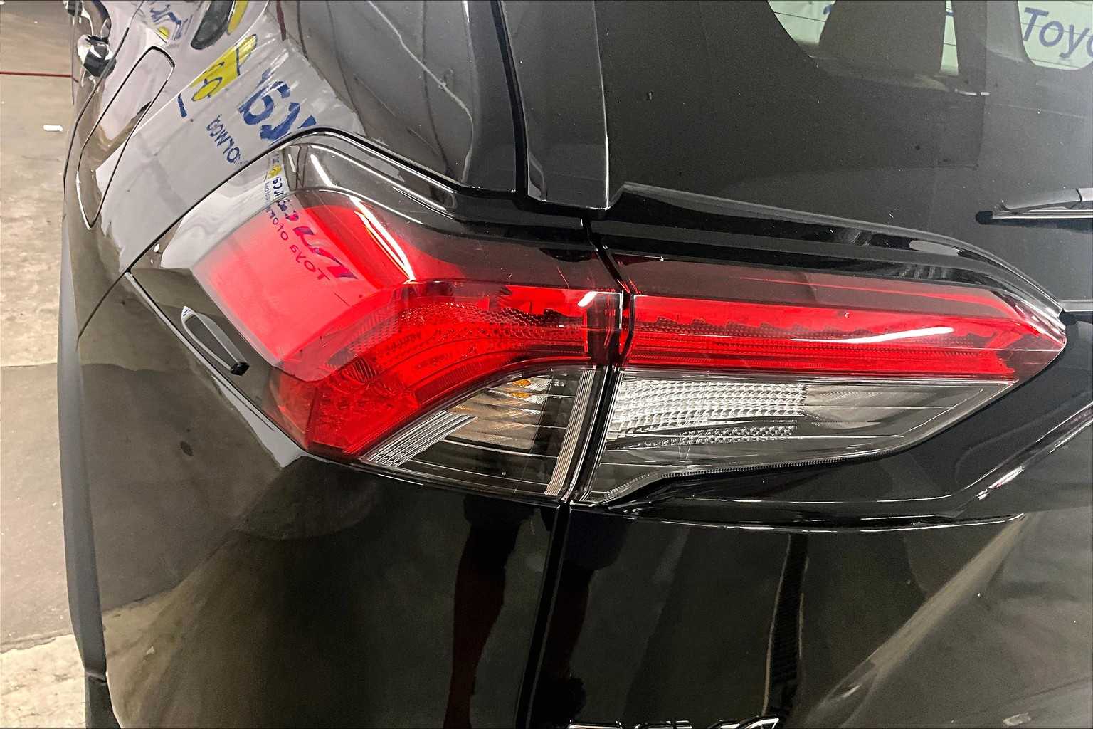 2025 Toyota RAV4 Hybrid LE - Photo 33