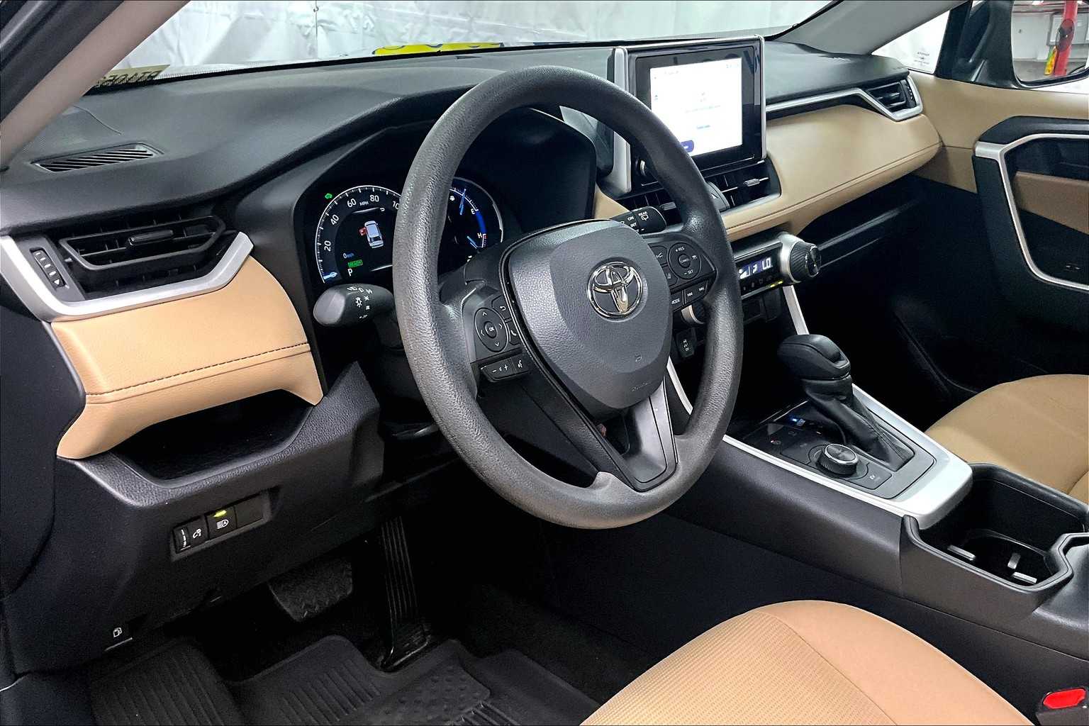 2025 Toyota RAV4 Hybrid LE - Photo 8