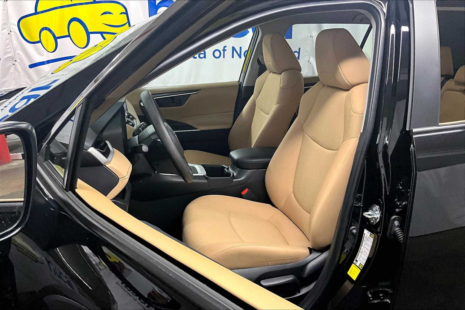 2025 Toyota RAV4 Hybrid LE - Photo 10