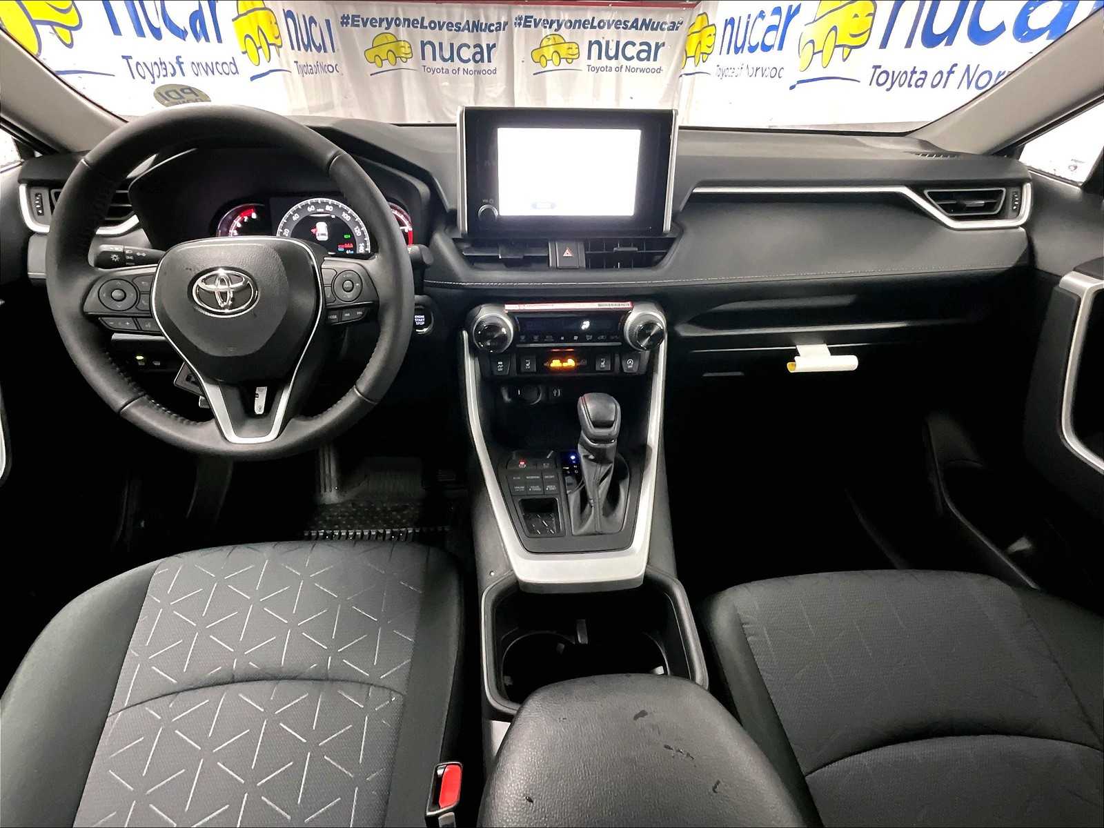 2025 Toyota RAV4 XLE - Photo 12