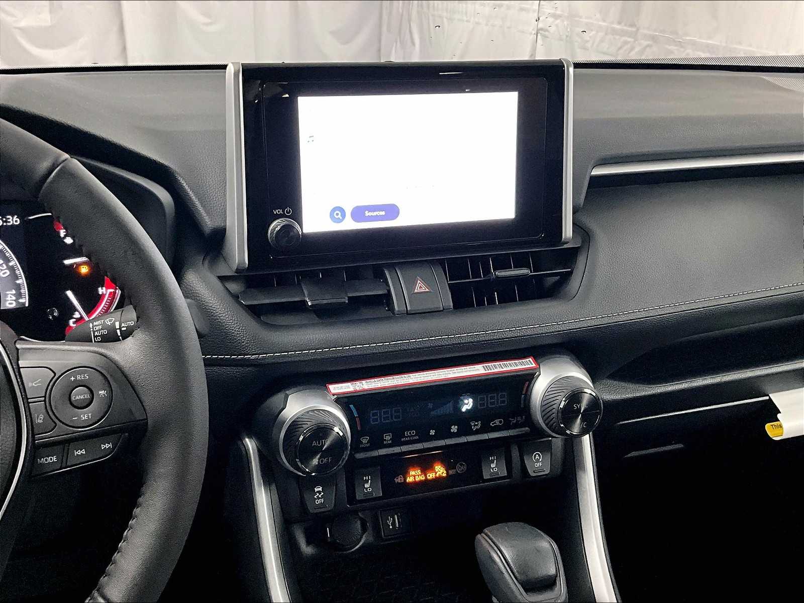 2025 Toyota RAV4 XLE - Photo 13