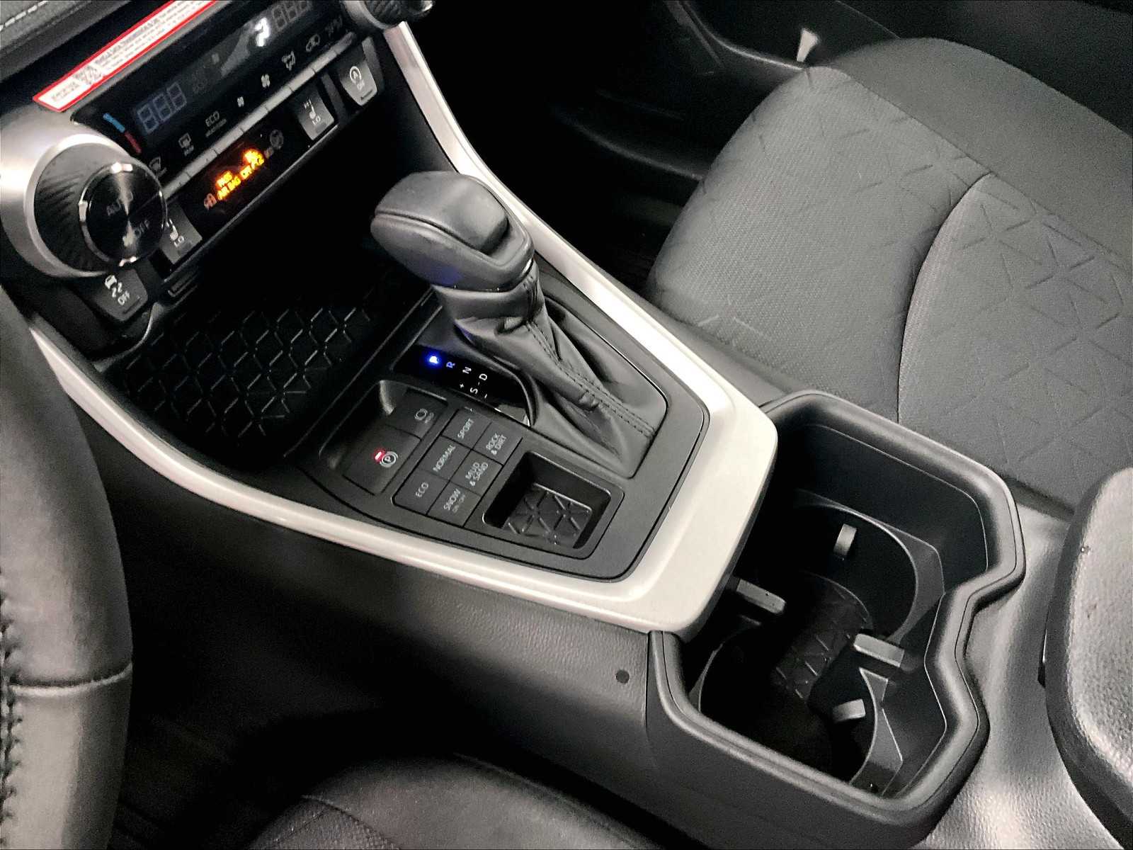 2025 Toyota RAV4 XLE - Photo 14
